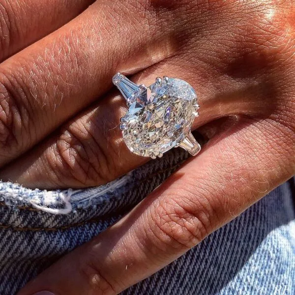 Oval Cut Engagement Ring