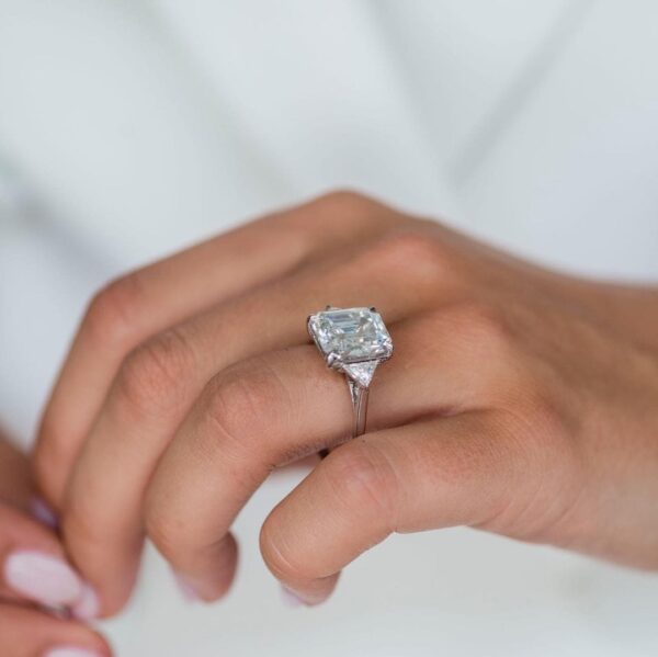 New 3.10Ct White Emerald Cut Three Stone Best Anniversary Ring For Her - Image 2