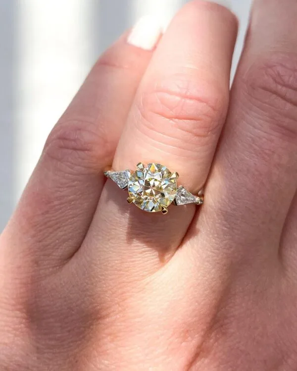 Round three stone ring