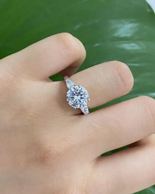 Round cut solitaire ring