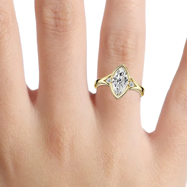 RING-32RUPA-MQ_Hand-01-YG